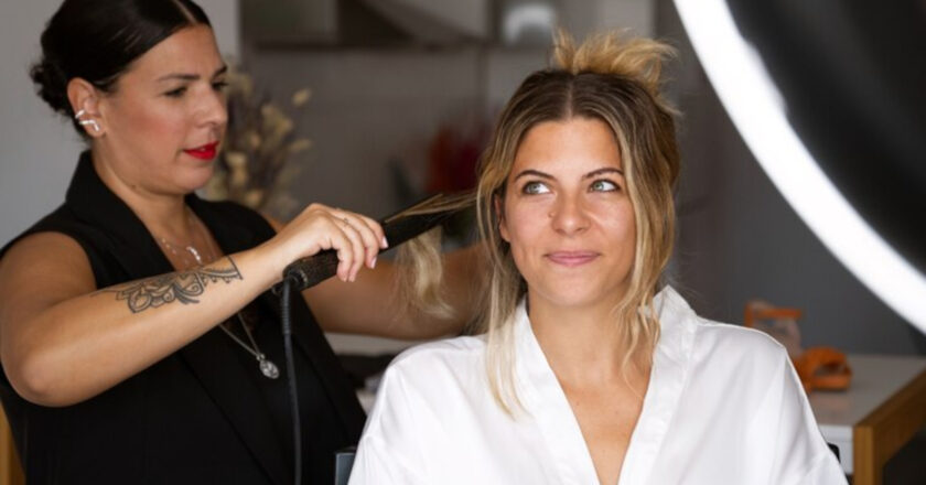 Comment réaliser une coiffure de mariage : cheveux mi-longs lachés !