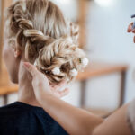 Comment réaliser un chignon pour la mariée : tresse facile à faire soi-même