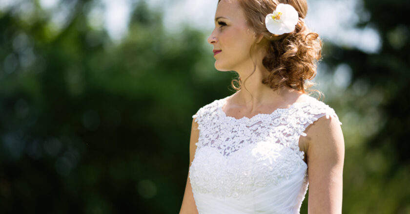 Tendances actuelles en coiffure de mariage de coté que toutes les mariées adorent