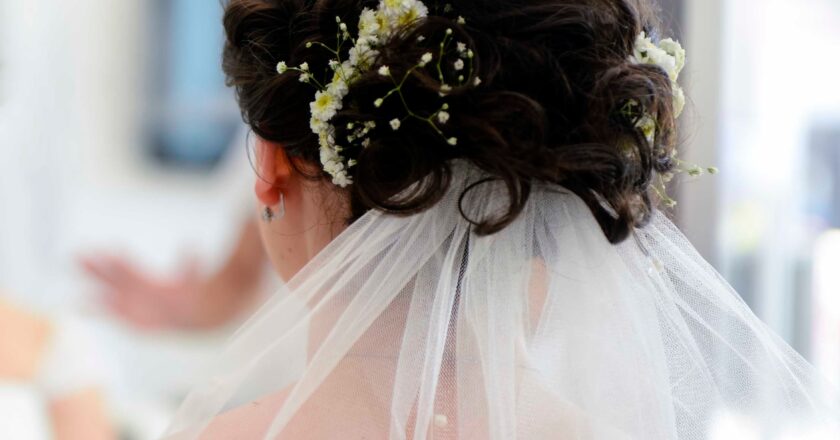 Astuces des professionnels pour réussir votre coiffure de mariage : carré plongeant court