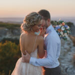 Tendances 2025 : les coiffures sur le côté pour mariage à ne pas manquer