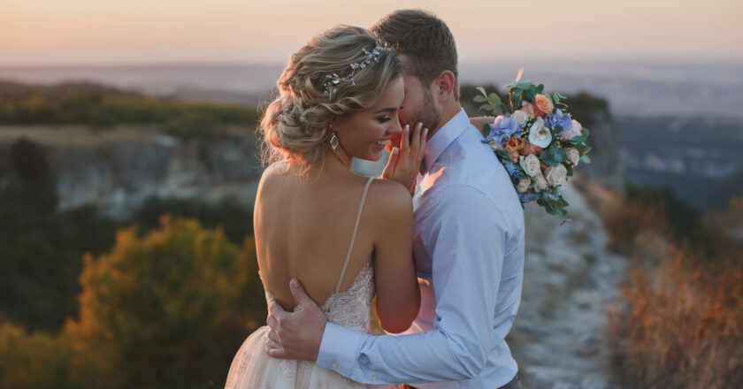 Tendances 2025 : les coiffures sur le côté pour mariage à ne pas manquer