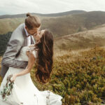 Comment réaliser une coiffure de mariage : cheveux longs lâchés en toute simplicité