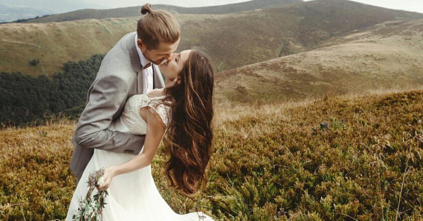 Comment réaliser une coiffure de mariage : cheveux longs lâchés en toute simplicité
