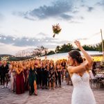Lancer de bouquet de mariage : histoire d&rsquo;une tradition intemporelle