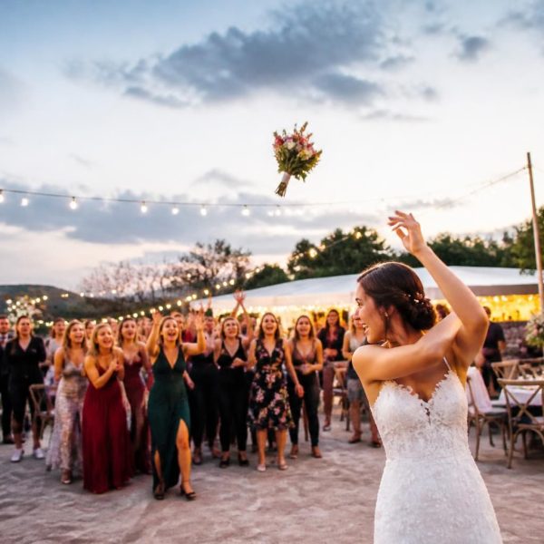 Lancer de bouquet de mariage : histoire d&rsquo;une tradition intemporelle