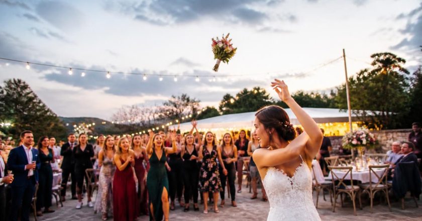 Lancer de bouquet de mariage : histoire d’une tradition intemporelle