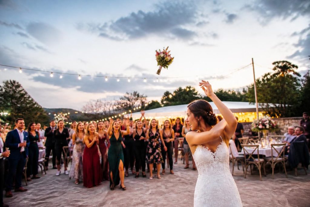 découvrez l'histoire fascinante du lancer de bouquet de mariage, une tradition intemporelle qui unit les invités dans la joie et l'espoir du bonheur partagé.