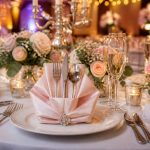 Transformez vos tables avec un pliage de serviette avec range-couverts pour un mariage festif