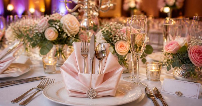 Transformez vos tables avec un pliage de serviette avec range-couverts pour un mariage festif