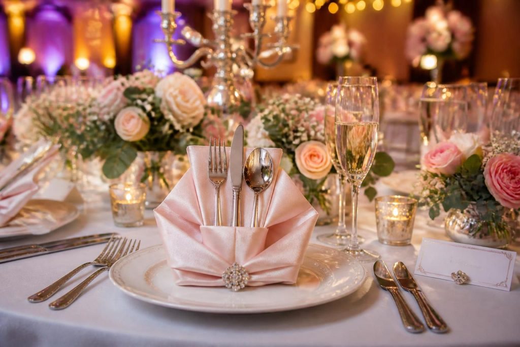 découvrez comment transformer vos tables de mariage avec un pliage de serviette élégant intégrant un range-couverts, pour une décoration festive et raffinée.